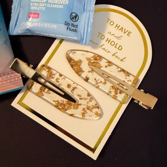 Neutrogena Makeup Remover and Peach Hair Clip Set - Picture 2 of 5